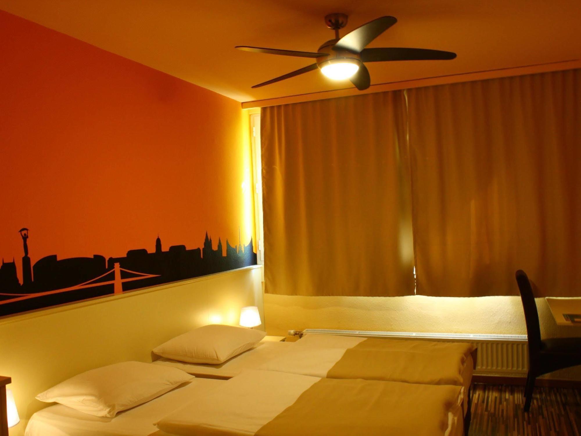 Hotel Pest Inn บูดาเปสต์ ภายนอก รูปภาพ