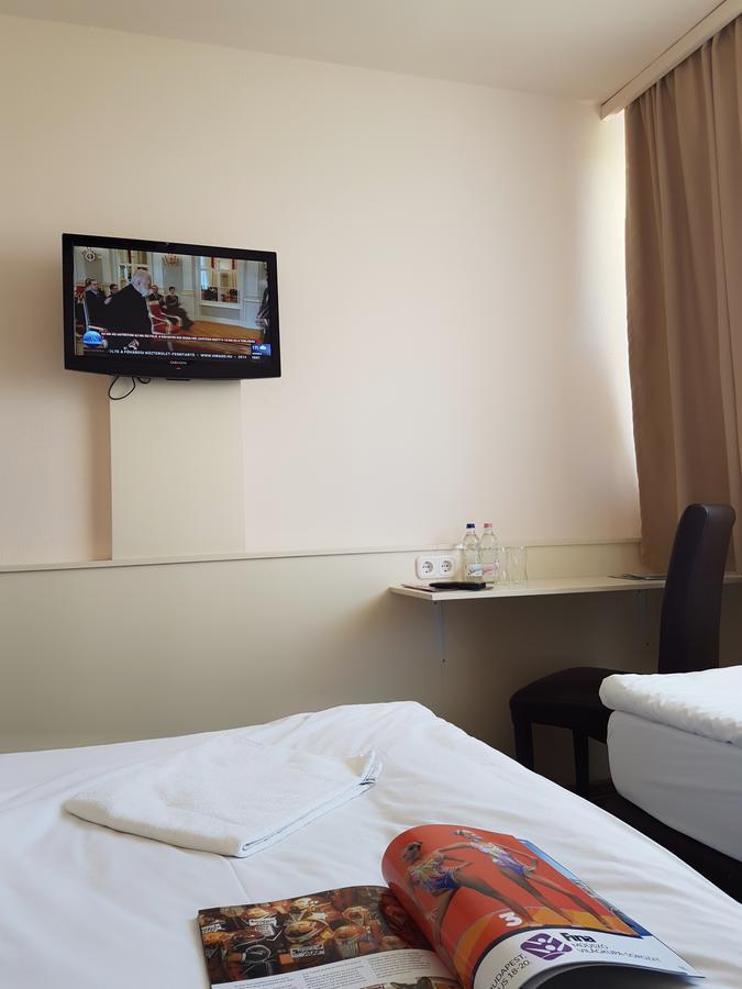 Hotel Pest Inn บูดาเปสต์ ภายนอก รูปภาพ